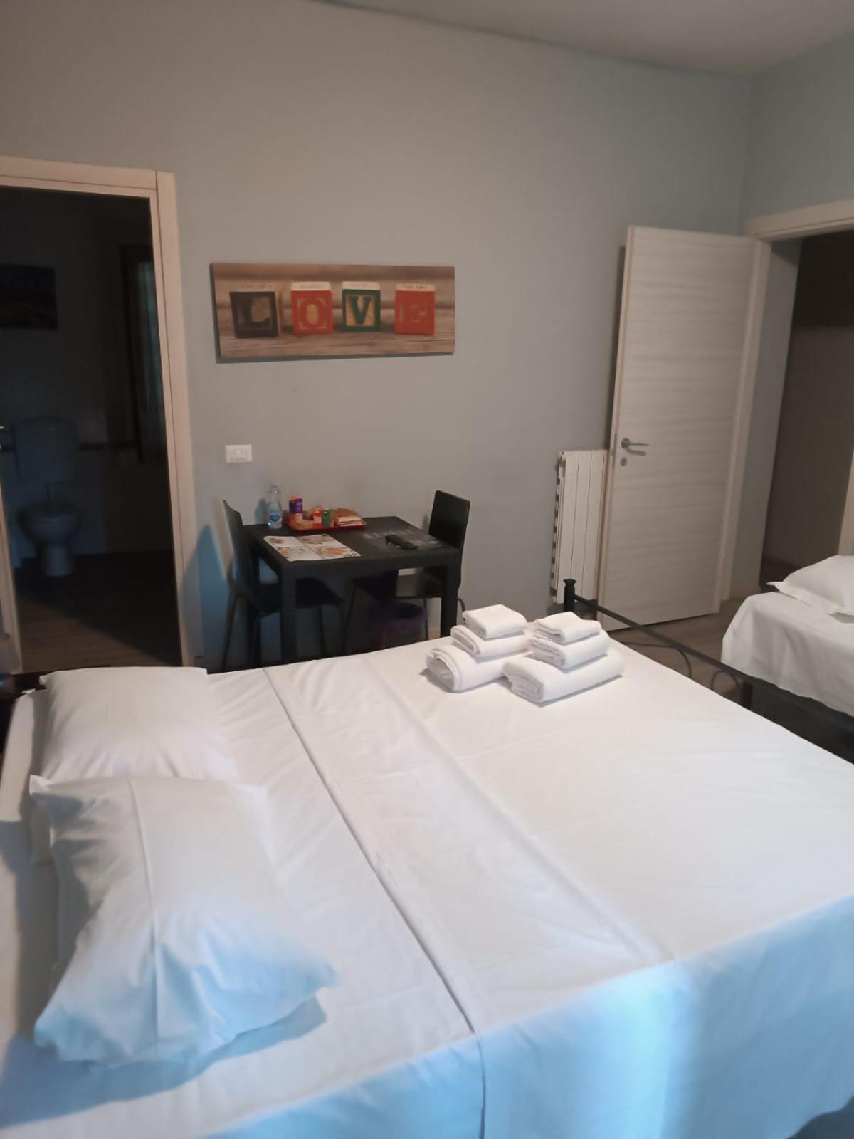 Mono Checkin A Richiesta Otel Parma Dış mekan fotoğraf